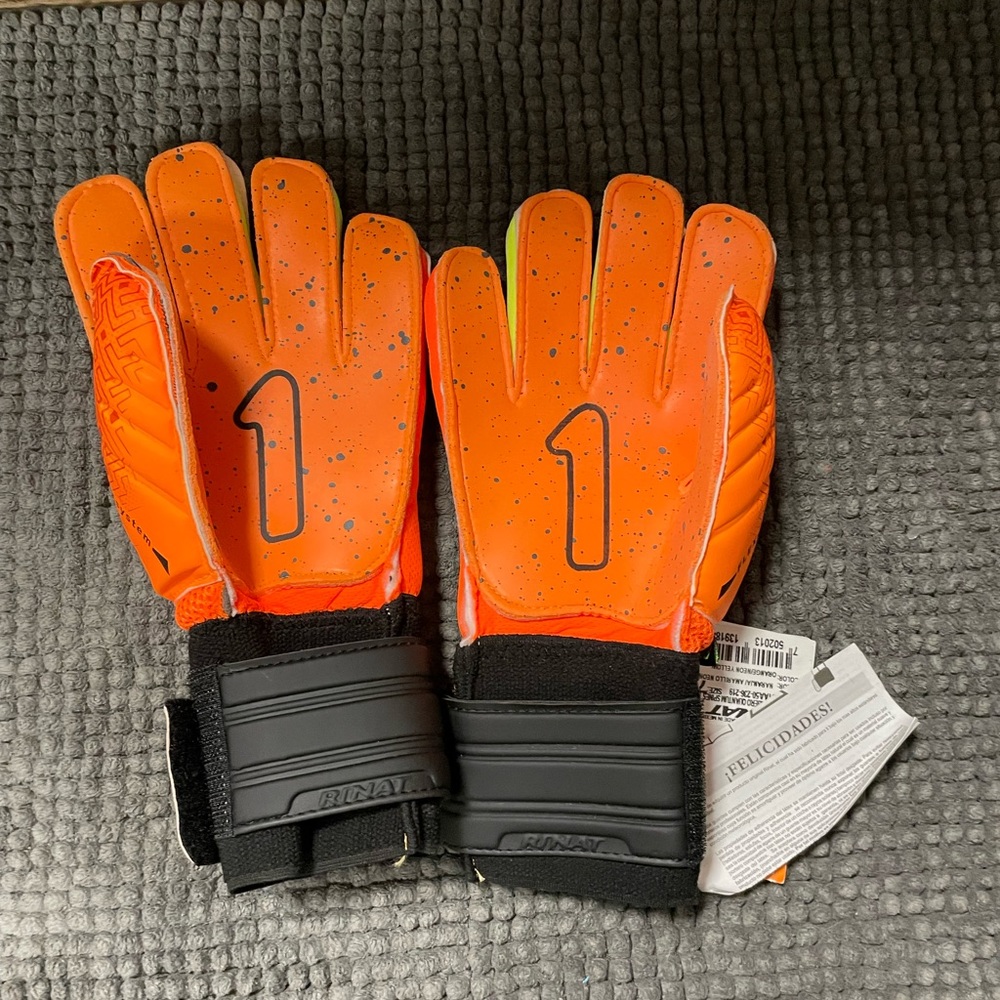 Soccer gloves